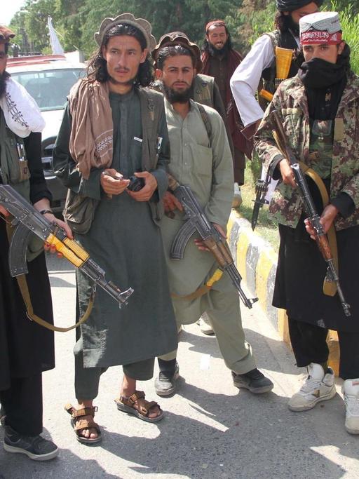 Taliban kontrollieren n den Straßen von Kabul.