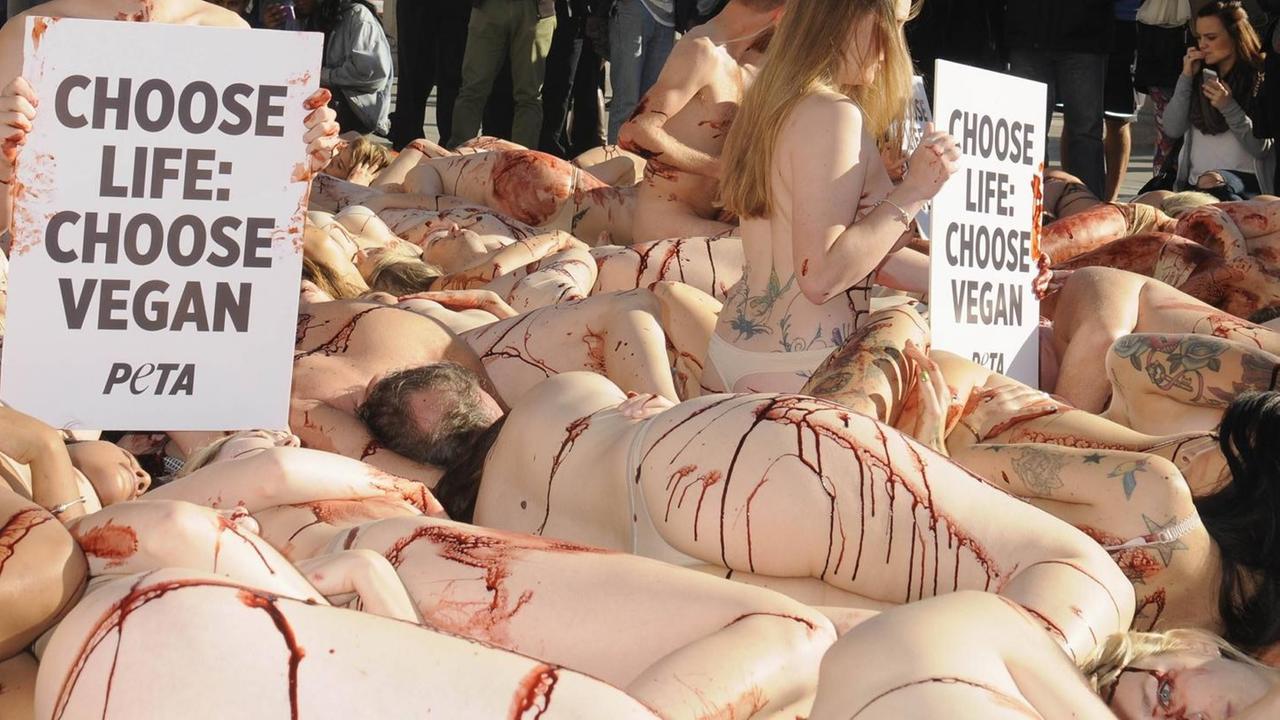 Proteste der Tierschutzorganisation PETA in London anlässlich des internationalen Tags des Veganismus. Proteste der Tierschutzorganisation PETA in London anlässlich des internationalen Tags des Veganismus.
