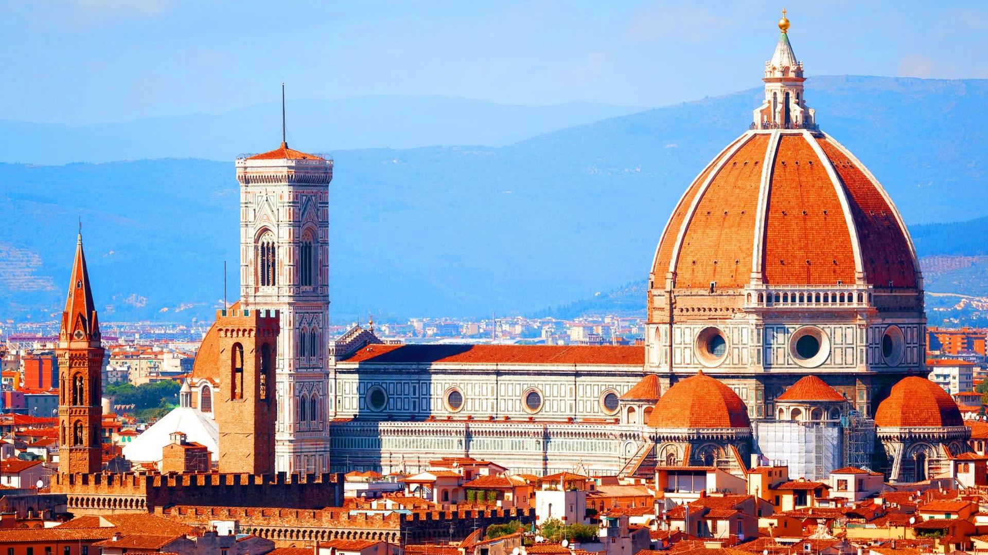 Ein Farbfoto zeigt das Panorama von Florenz mit der Kuppel des Floretiner Doms. Ein Farbfoto zeigt das Panorama von Florenz mit der Kuppel des Floretiner Doms.