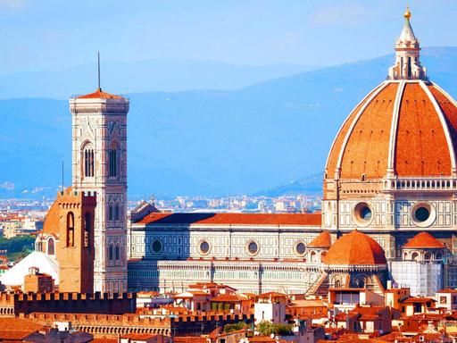 Ein Farbfoto zeigt das Panorama von Florenz mit der Kuppel des Floretiner Doms.