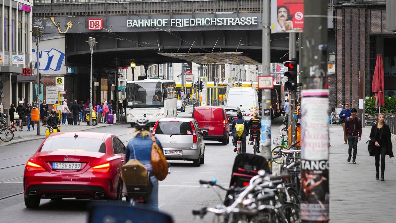 Unter der Brücke vom Bahnhof Friedrichstrasse führt eine Strasse hindurch, die dicht mit Autos, Radfahrern und Bussen gefüllt ist. Unter der Brücke vom Bahnhof Friedrichstrasse führt eine Strasse hindurch, die dicht mit Autos, Radfahrern und Bussen gefüllt ist.