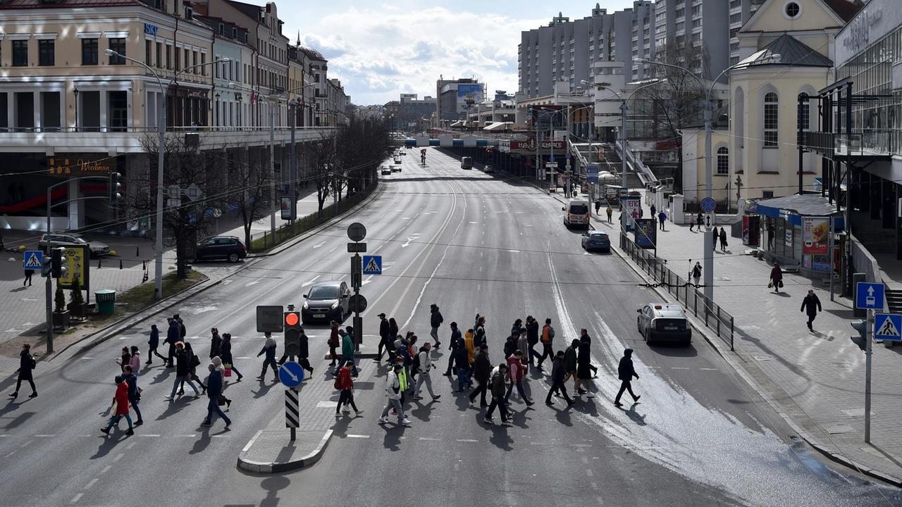 Blick auf die Nemiga-Straße in Minsk. Fiußgänger gehen mit Abstand aneinander vorbei.