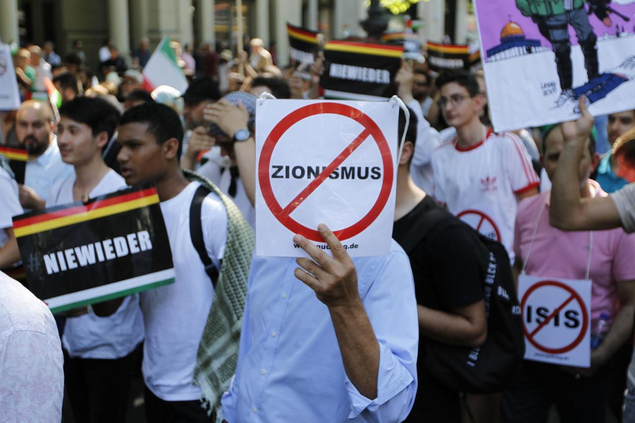 Approximately 2000 participants of the anti-Israel al-Quds demonstration are passing through Berlin. The police accompany the event with the utmost vigilance. Every year it comes to anti-Semitic incitement and crime. The protest now attracts extremists of the political spectrum, from sympathizers of Hamas and Hizballah to neo-Nazis. Motto of the event "Crusade against Islam? Together against the injustice on the street!". (Photo by Simone Kuhlmey/Pacific Press) | Verwendung weltweit, Keine Weitergabe an Wiederverkäufer. Approximately 2000 participants of the anti-Israel al-Quds demonstration are passing through Berlin. The police accompany the event with the utmost vigilance. Every year it comes to anti-Semitic incitement and crime. The protest now attracts extremists of the political spectrum, from sympathizers of Hamas and Hizballah to neo-Nazis. Motto of the event "Crusade against Islam? Together against the injustice on the street!". (Photo by Simone Kuhlmey/Pacific Press) | Verwendung weltweit, Keine Weitergabe an Wiederverkäufer.