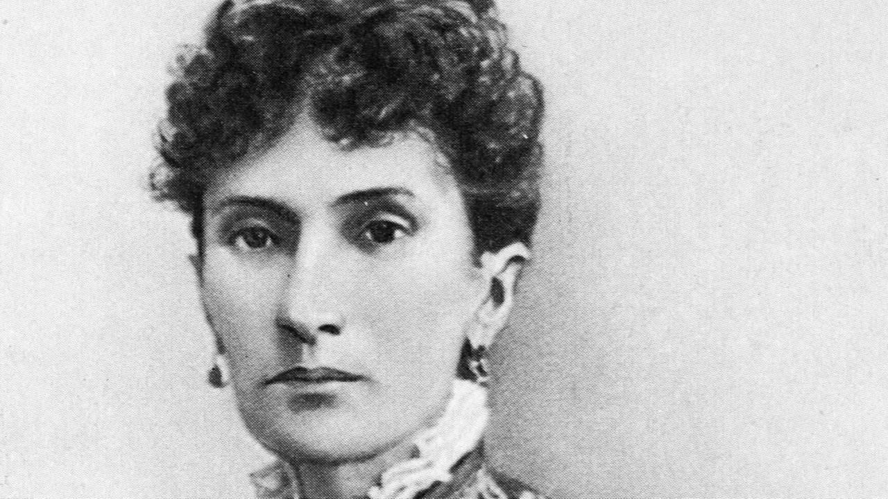 Foto der ernst blickenden Nadezhda von Meck, die ihre dunklen Locken streng nach oben frisiert trägt. Foto der ernst blickenden Nadezhda von Meck, die ihre dunklen Locken streng nach oben frisiert trägt.