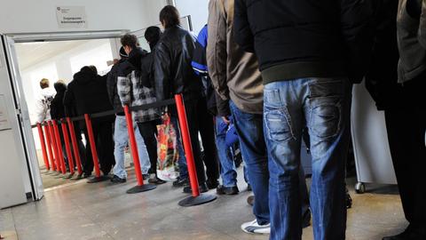 Menschen stehen am Dienstag (01.02.2011) Schlange im "Integrationscenter für Arbeit Gelsenkirchen - das jobcenter" in Gelsenkirchen.