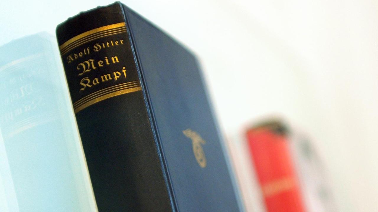 Das Hitler-Buch "Mein Kampf" in einer Ausstellung im Deutsch-Russischen Museum Karlshorst. Das Hitler-Buch "Mein Kampf" in einer Ausstellung im Deutsch-Russischen Museum Karlshorst.