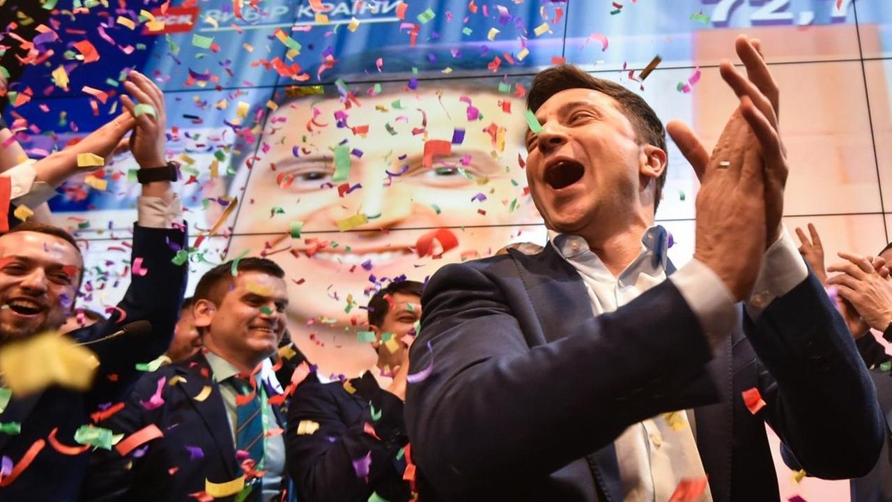 Der ukrainische Präsidentschaftskandidat Wolodymyr Selenskyj jubelt nach den ersten Prognosen bei der Stichwahl um das Präsidentenamt. Der ukrainische Präsidentschaftskandidat Wolodymyr Selenskyj jubelt nach den ersten Prognosen bei der Stichwahl um das Präsidentenamt.