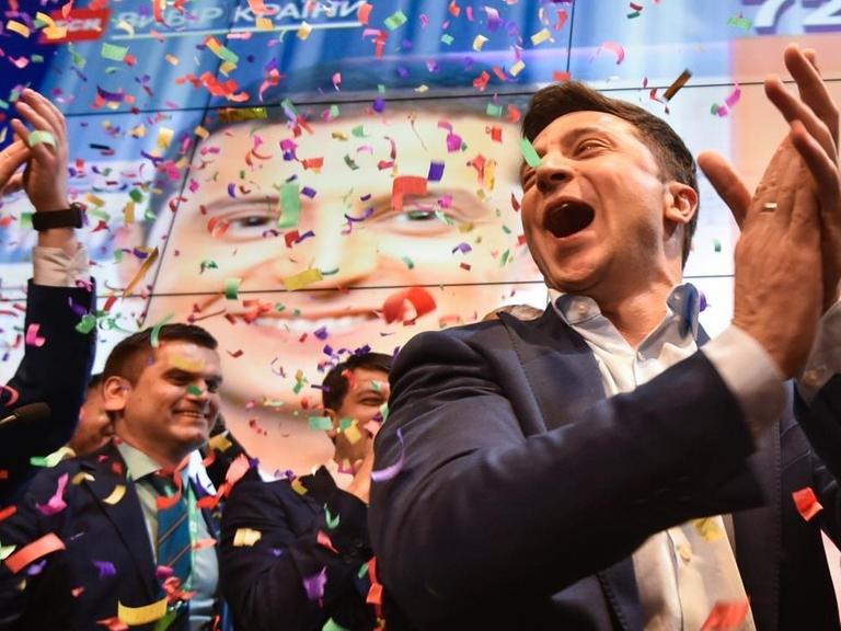 Der ukrainische Präsidentschaftskandidat Wolodymyr Selenskyj jubelt nach den ersten Prognosen bei der Stichwahl um das Präsidentenamt.