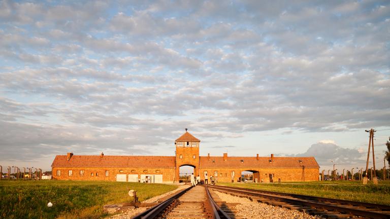 Das Lagertor zum ehemaligen Konzentrationslager Auschwitz-Birkenau Das Lagertor zum ehemaligen Konzentrationslager Auschwitz-Birkenau