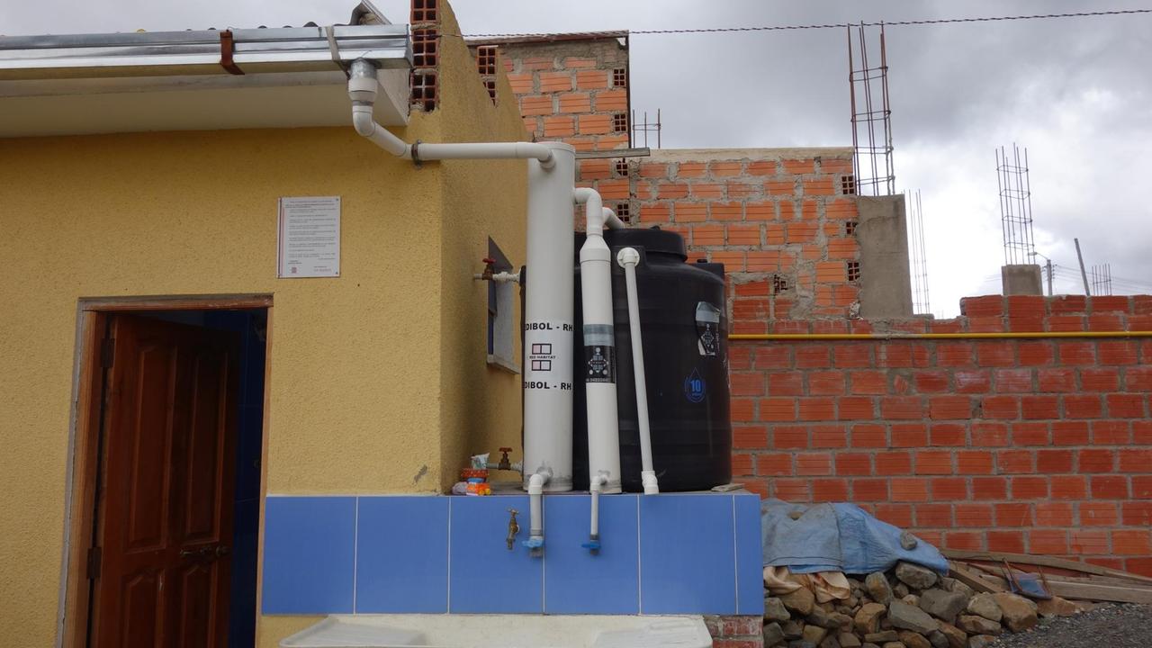 Neben dem Haus von Estefa Ramos steht ihre Regenwasserauffanganlage mit mehreren Hähnen und Kanistern, die das Wasser vom Dach filtern. Neben dem Haus von Estefa Ramos steht ihre Regenwasserauffanganlage mit mehreren Hähnen und Kanistern, die das Wasser vom Dach filtern.
