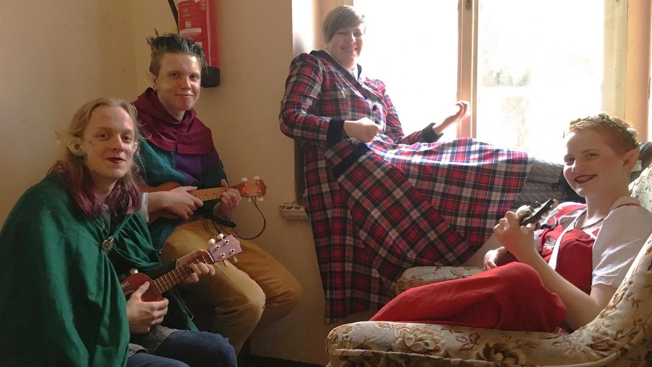 Schülerinnen und Schüler tragen fantasievolle Kostüme aus einer Fantasy-Welt. Schülerinnen und Schüler tragen fantasievolle Kostüme aus einer Fantasy-Welt.