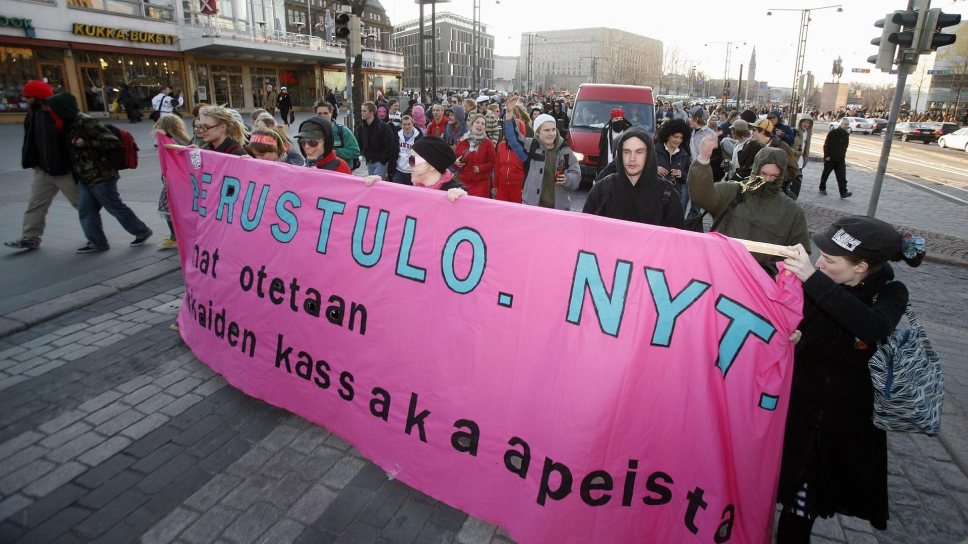 In Helsinki demonstrieren Menschen für ein "Bedingungsloses Grundeinkommen" In Helsinki demonstrieren Menschen für ein "Bedingungsloses Grundeinkommen"