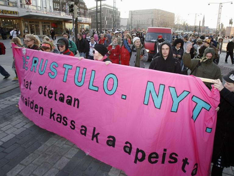 In Helsinki demonstrieren Menschen für ein "Bedingungsloses Grundeinkommen"