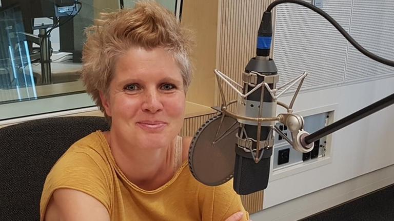 Die Philosophin Svenja Flaßpöhler sitzt vor dem Mikrofon im DLF-Studio Die Philosophin Svenja Flaßpöhler sitzt vor dem Mikrofon im DLF-Studio
