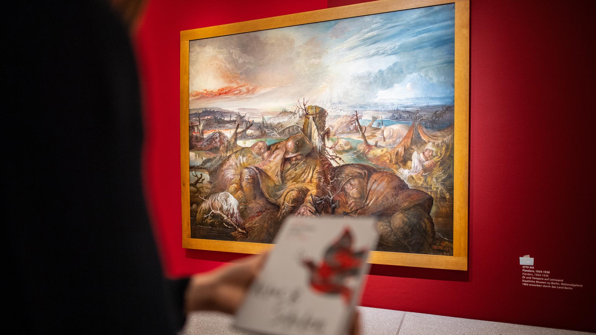 Eine Besucherin steht im LWL Museum für Kunst und Kultur zum Thema: "Frieden, von der Antike bis heute" an dem Schlachtfeldpanorama von Otto Dix.