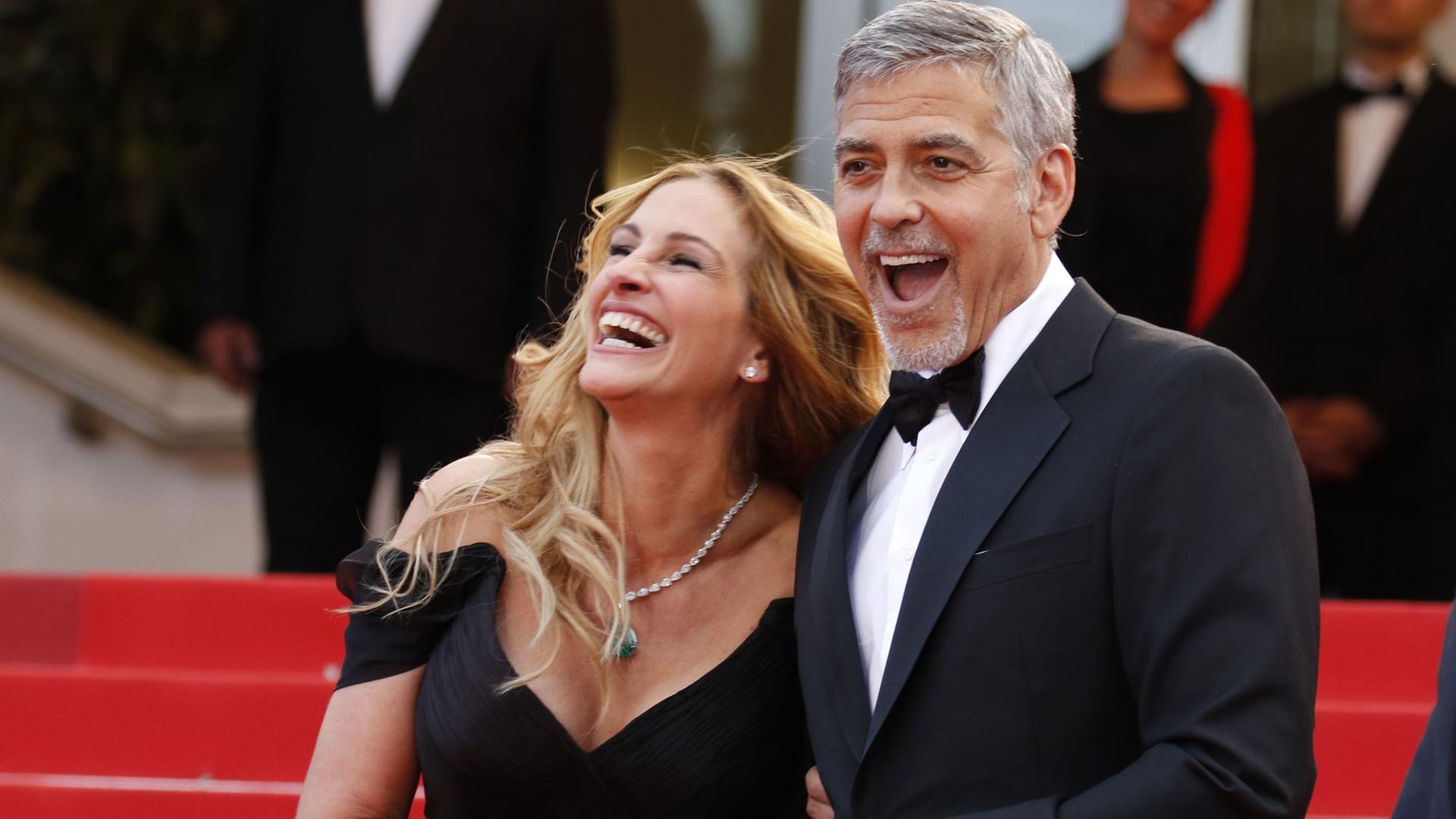 Die US-Schauspieler Julia Roberts und George Clooney scherzen am 12.5.2016 bei der Premiere von "Money Monster" von Jodie Foster auf dem Roten Teppich beim Cannes Film Festival. Die US-Schauspieler Julia Roberts und George Clooney scherzen am 12.5.2016 bei der Premiere von "Money Monster" von Jodie Foster auf dem Roten Teppich beim Cannes Film Festival.