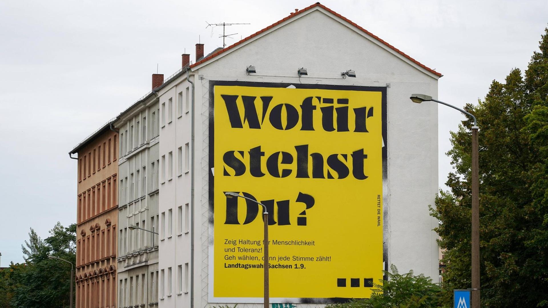 Ein Plakat mit der Aufschrift "Wofür stehst Du?" an einer Häuserwand in Leipzig. Ein Plakat mit der Aufschrift "Wofür stehst Du?" an einer Häuserwand in Leipzig.