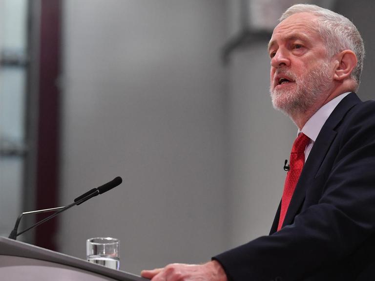 Der Vorsitzende der oppositionellen Labour-Partei, Jeremy Corbyn, bei einer Rede zum Brexit in der Coventry-Universität am 25.02.2018 im britischen Coventry.