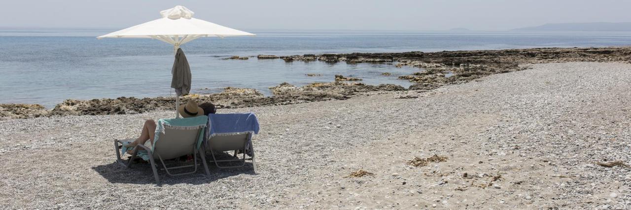 Touristen am Strand in Kardamyli, einer Stadt am Meer fünfunddreißig Kilometer südöstlich von Kalamata, Peloponnes. 