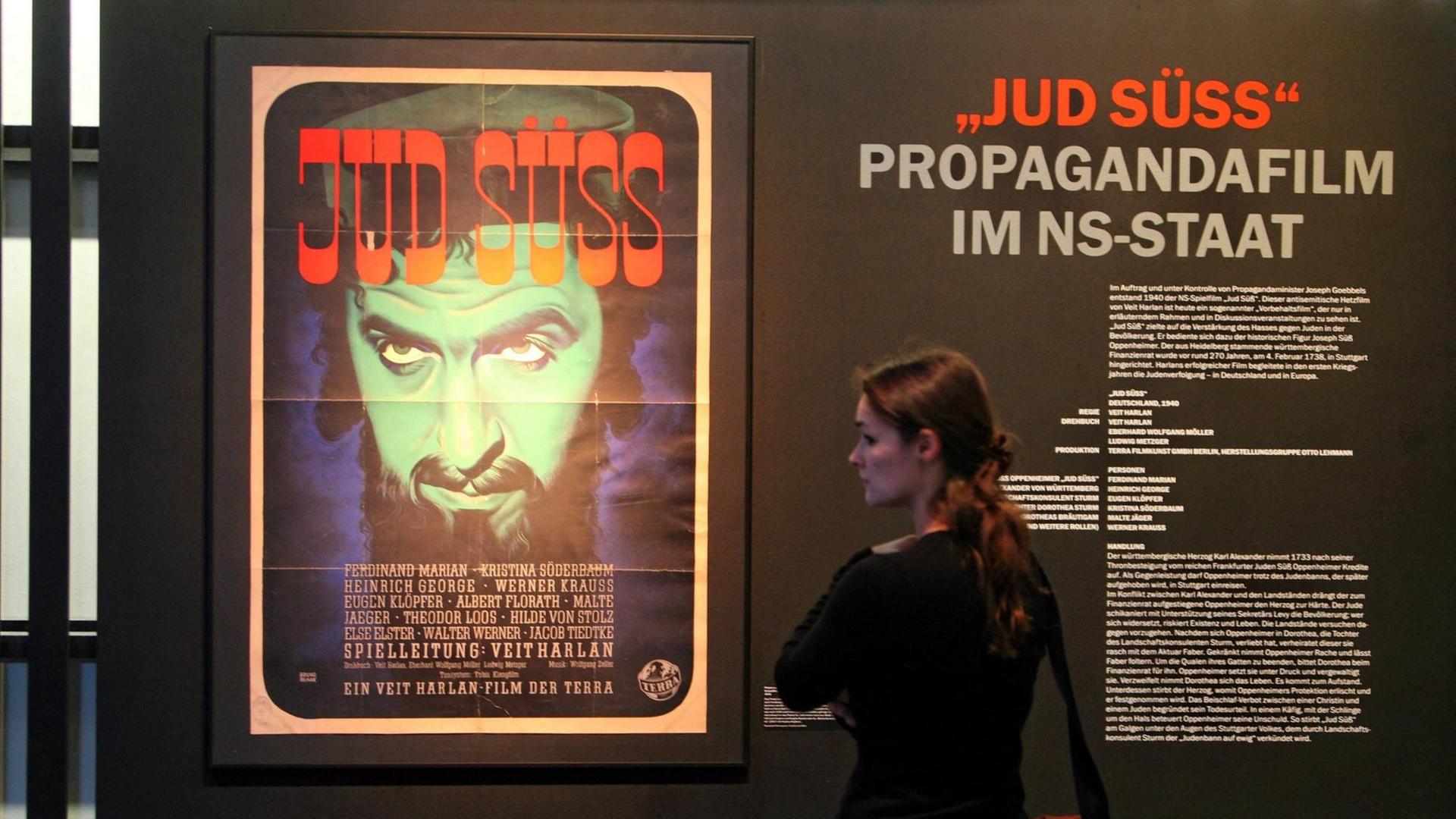 Eine Besucherin steht vor einem Filmplakat zur Sonderausstellung zum Propagandafilm im NS-Staat - Jud Süss - im Haus der Geschichte in Stuttgart.