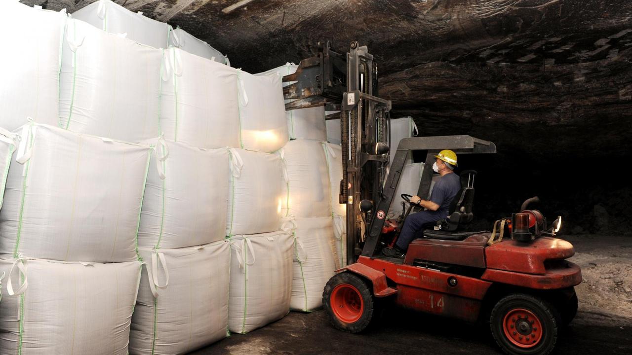 Ein Mitarbeiter der K+S Entsorgung GmbH lädt in der Untertagedeponie (UTD) Herfa-Neurode in rund 660 Metern Tiefe mit giftigem Müll beladene "Big bags" ab.