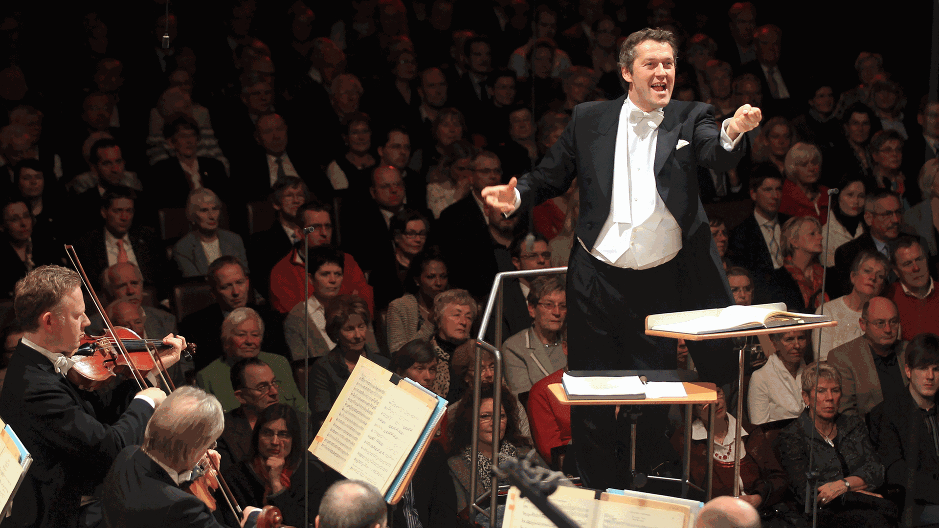 Die Bremer Philharmoniker und der Dirigent Markus Poschner Die Bremer Philharmoniker und der Dirigent Markus Poschner
