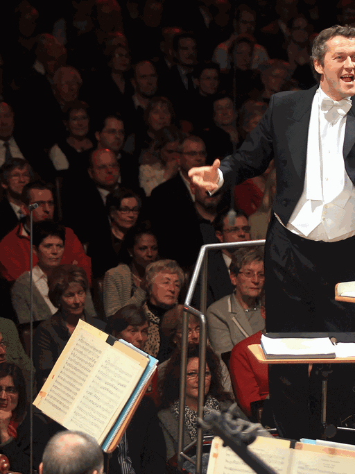 Die Bremer Philharmoniker und der Dirigent Markus Poschner