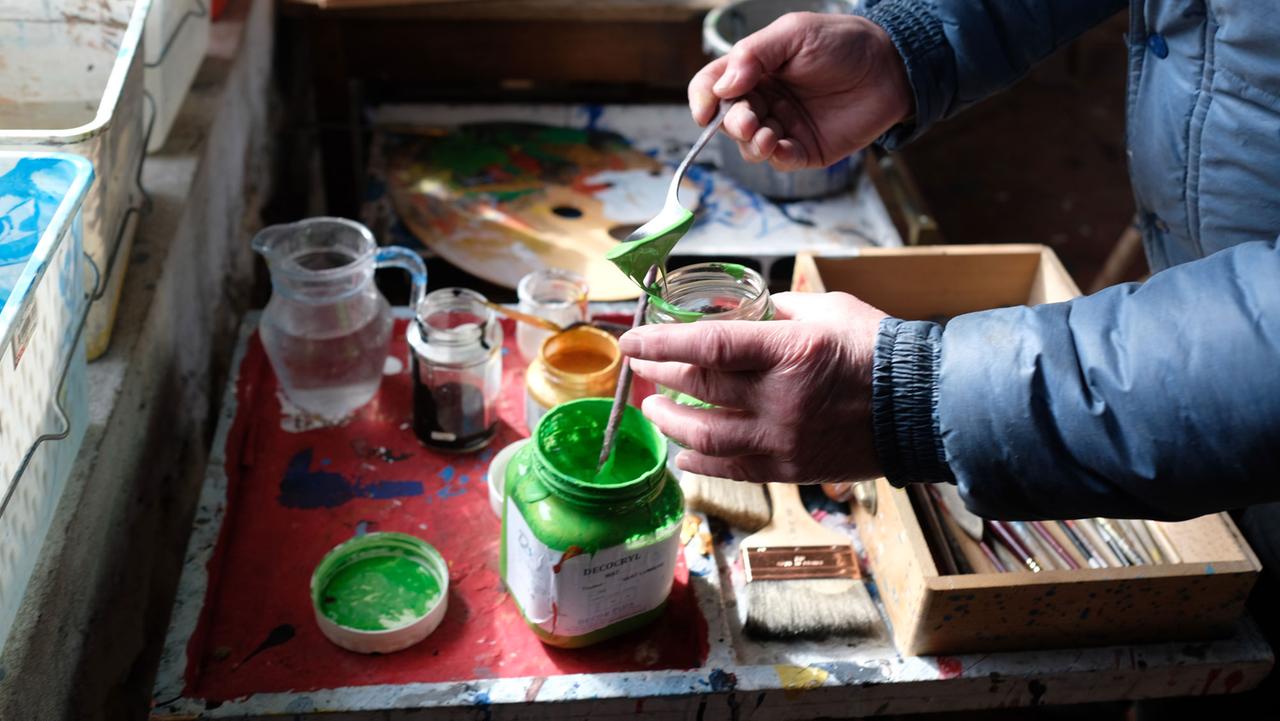 Der Künstler Valère Novarina mischt Farben in seinem Atelier in der Normandie. Der Künstler Valère Novarina mischt Farben in seinem Atelier in der Normandie.