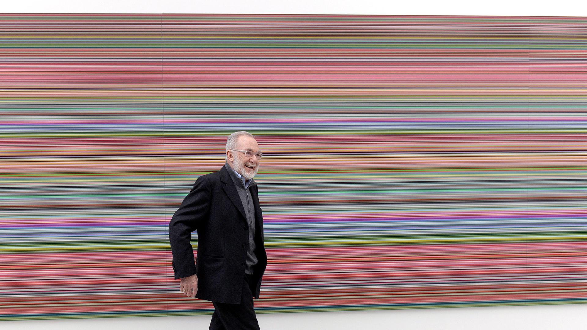 Gerhard Richter vor einem Gemälde aus der Serie "Strips" in einer Ausstellung im Kunstmuseum Winterthur, Januar 2014 Gerhard Richter vor einem Gemälde aus der Serie "Strips" in einer Ausstellung im Kunstmuseum Winterthur, Januar 2014