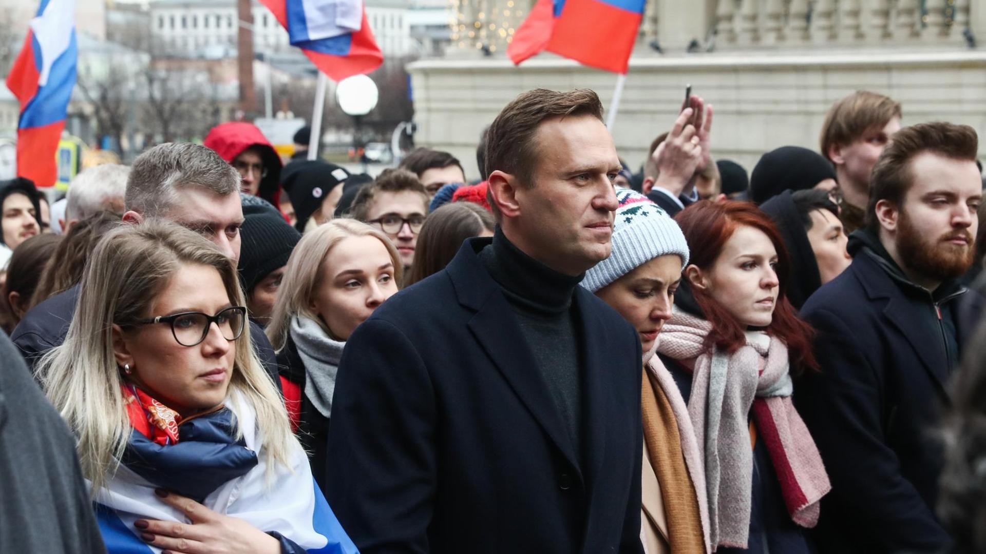Alexej Nawalny gemeinsam mit seiner Mitstreiterin Lubow Sobol (links) bei einem Protestmarsch im Februar 2020 Alexej Nawalny gemeinsam mit seiner Mitstreiterin Lubow Sobol (links) bei einem Protestmarsch im Februar 2020
