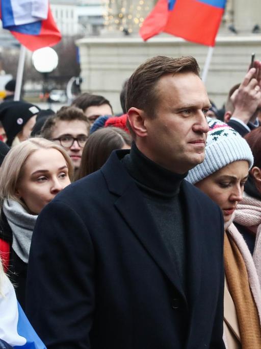 Alexej Nawalny gemeinsam mit seiner Mitstreiterin Lubow Sobol (links) bei einem Protestmarsch im Februar 2020