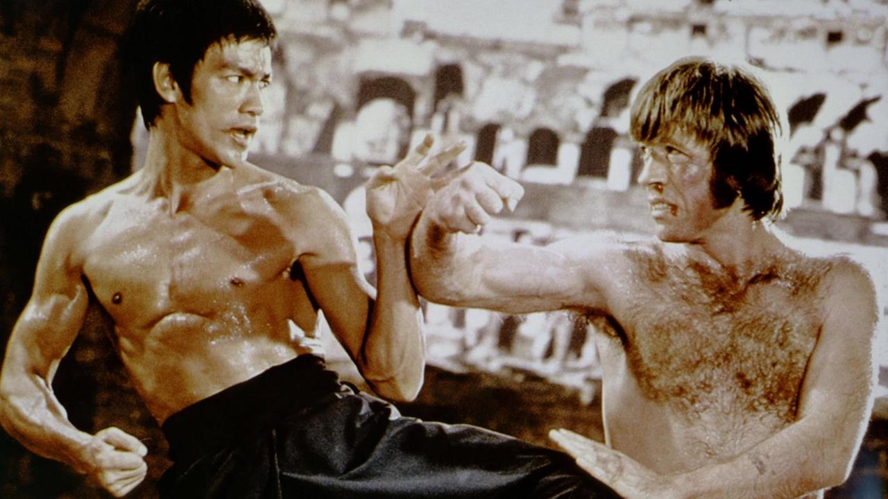 Bruce Lee in einer Filmkampfszene mit Chuck Norris