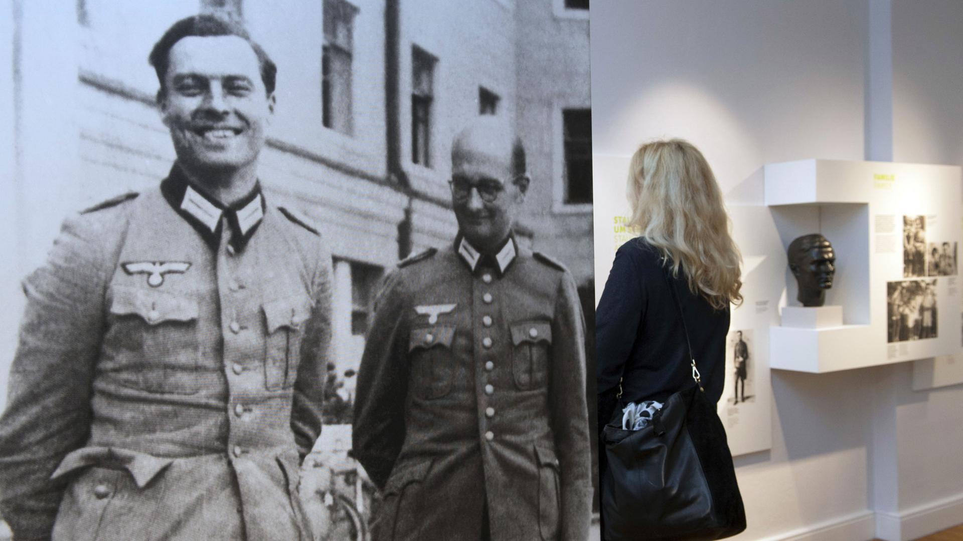 In der Gedenkstätte Deutscher Widerstand in Berlin: Die Ausstellung "Stauffenberg und das Attentat vom 20. Juli 1944". Das Foto links zeigt Claus Schenk Graf von Stauffenberg und Albrecht Ritter Merz von Quirnheim im Führerhauptquartier in Winniza. In der Gedenkstätte Deutscher Widerstand in Berlin: Die Ausstellung "Stauffenberg und das Attentat vom 20. Juli 1944". Das Foto links zeigt Claus Schenk Graf von Stauffenberg und Albrecht Ritter Merz von Quirnheim im Führerhauptquartier in Winniza.