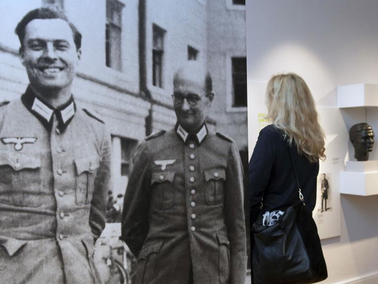 In der Gedenkstätte Deutscher Widerstand in Berlin: Die Ausstellung "Stauffenberg und das Attentat vom 20. Juli 1944". Das Foto links zeigt Claus Schenk Graf von Stauffenberg und Albrecht Ritter Merz von Quirnheim im Führerhauptquartier in Winniza.