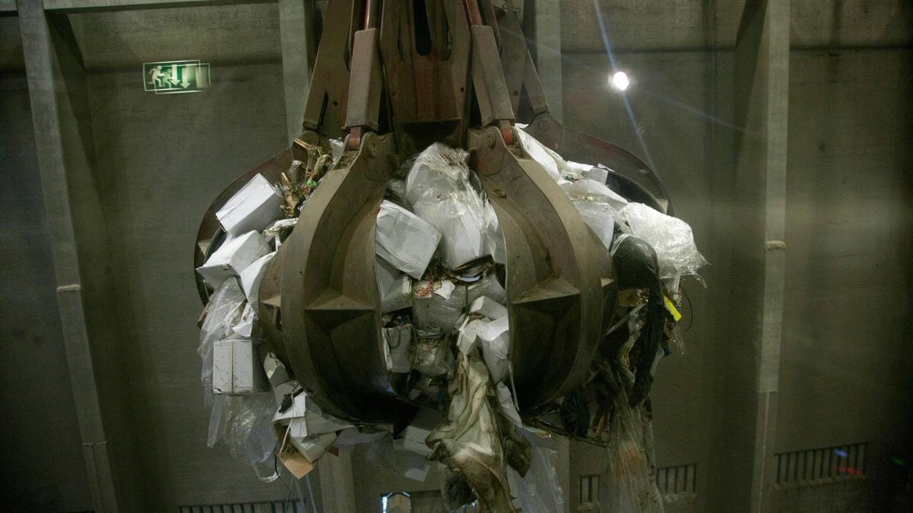 Ein Greifarm bewegt Schachteln mit dem Impfstoff Pandemrix aus der Grippe-Saison 2009/2010 bei der Entsorgung im Müllheizkraftwerk Rothensee Ein Greifarm bewegt Schachteln mit dem Impfstoff Pandemrix aus der Grippe-Saison 2009/2010 bei der Entsorgung im Müllheizkraftwerk Rothensee