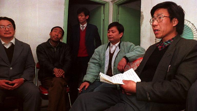 Qin Yongmin (r.) im November 1993 mit anderen Demokratieaktivisten in Peking