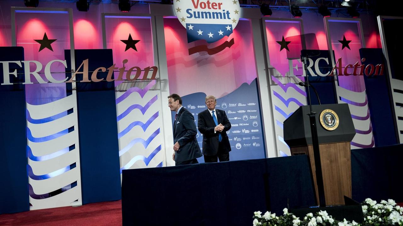 Nach der Begrüßung von Donald Trump verässt Tony Perkins, Vorsitzender des evangelikalen "Family Research Council", die Bühne Nach der Begrüßung von Donald Trump verässt Tony Perkins, Vorsitzender des evangelikalen "Family Research Council", die Bühne
