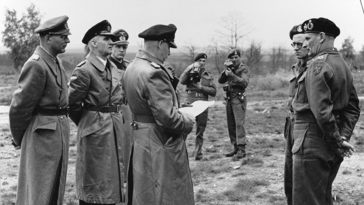 Die Schwarzweiß-Aufnahme vom 3. Mai 1945 zeigt deutsche Offiziere vor dem Hauptquartier des britischen Feldmarschalls Montgomery. Die Schwarzweiß-Aufnahme vom 3. Mai 1945 zeigt deutsche Offiziere vor dem Hauptquartier des britischen Feldmarschalls Montgomery.