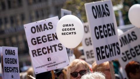 Die Initiative "Omas gegen Rechts" bei der Demonstration "Ein Europa für Alle – Deine Stimme gegen Nationalismus!" im Mai 2019 in Hamburg. Mehrere Menschen halten Plakate und Luftballons in die Höhe.