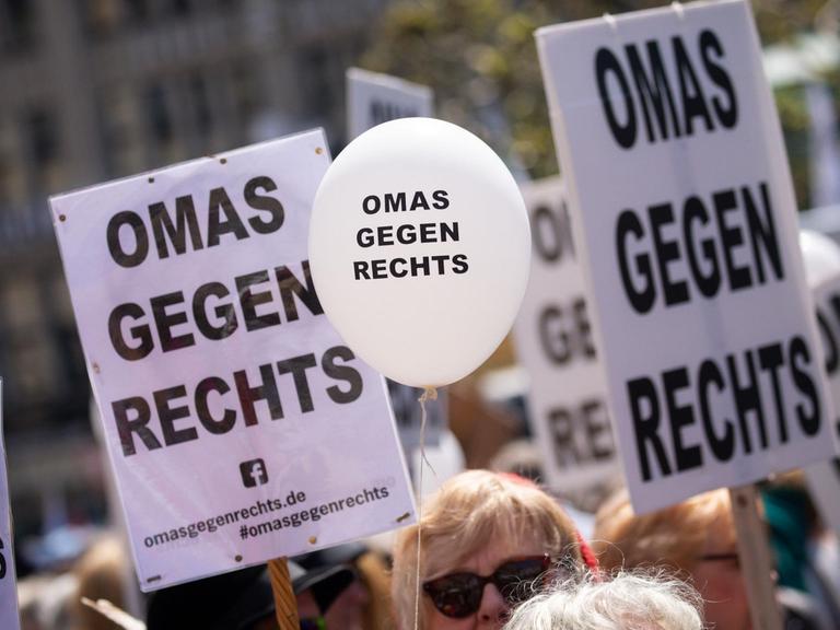 Die Initiative "Omas gegen Rechts" bei der Demonstration "Ein Europa für Alle – Deine Stimme gegen Nationalismus!" im Mai 2019 in Hamburg. Mehrere Menschen halten Plakate und Luftballons in die Höhe.