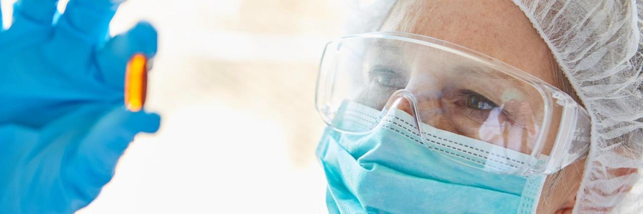 Forscher in Schutzkleidung arbeiten an einem Medikament gegen Covid-19. Forscher in Schutzkleidung arbeiten an einem Medikament gegen Covid-19.