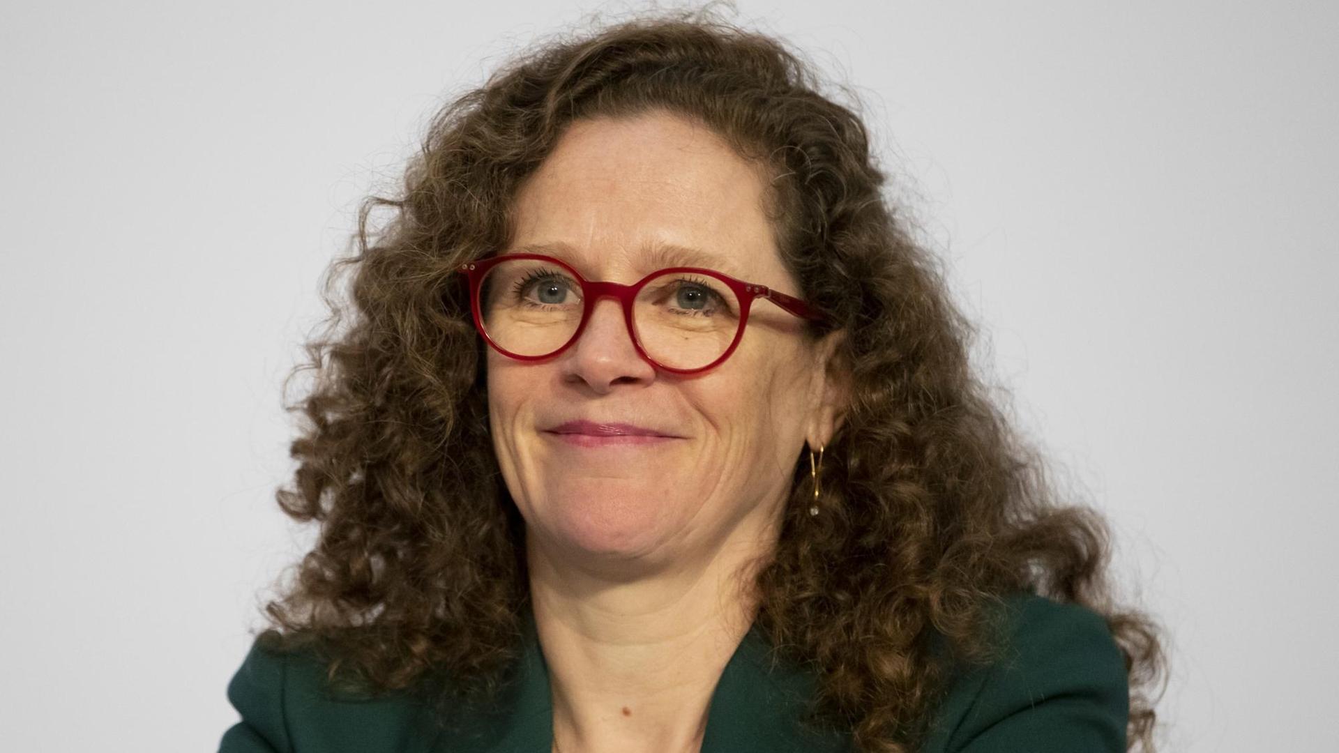 Sophie in ‚t Veld, Mitglied im Ausschuss des EU-Parlaments für bürgerliche Freiheiten, schaut in die Kamera Sophie in ‚t Veld, Mitglied im Ausschuss des EU-Parlaments für bürgerliche Freiheiten, schaut in die Kamera