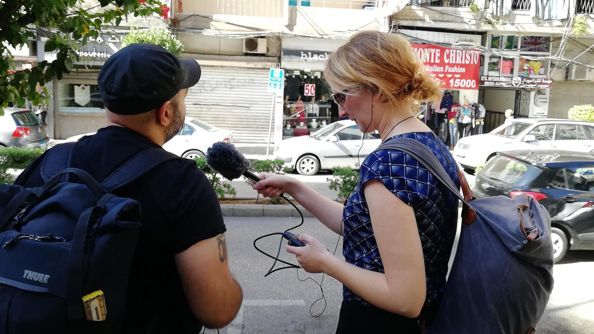 Der Architekt Rani Al Rajji und die Redakteurin Anna Seibt auf dem Weg durch das Viertel Bourj Hammoud von Beirut Der Architekt Rani Al Rajji und die Redakteurin Anna Seibt auf dem Weg durch das Viertel Bourj Hammoud von Beirut