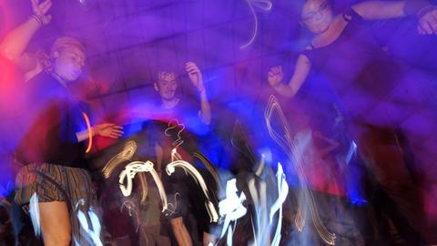 Bei Deutschlands größtem Festival für Weltmusik, dem TFF, tanzen am Samstag (07.07.2012) in Rudolstadt Besucher zur Musik von Evelyn Kryger. Vom 5. bis zum 8. Juni werden auf den mehr als 20 Podien und Bühnen in der Stadt rund 1000 Musiker aus etwa 30 Ländern erwartet.