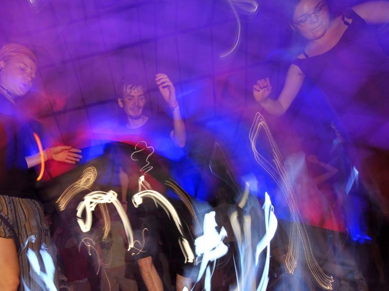 Bei Deutschlands größtem Festival für Weltmusik, dem TFF, tanzen am Samstag (07.07.2012) in Rudolstadt Besucher zur Musik von Evelyn Kryger. Vom 5. bis zum 8. Juni werden auf den mehr als 20 Podien und Bühnen in der Stadt rund 1000 Musiker aus etwa 30 Ländern erwartet.