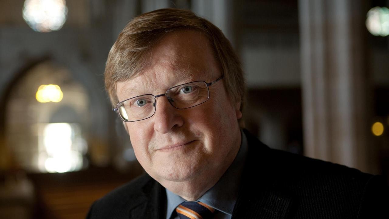 Der Theologe Karl-Josef Kuschel war bis 2013 Professor für Theologie der Kultur und des interreligiösen Dialogs an der Fakultät für Katholische Theologie der Universität Tübingen und Ko-Direktor des Instituts für ökumenische und interreligiöse Forschung. Der Theologe Karl-Josef Kuschel war bis 2013 Professor für Theologie der Kultur und des interreligiösen Dialogs an der Fakultät für Katholische Theologie der Universität Tübingen und Ko-Direktor des Instituts für ökumenische und interreligiöse Forschung.