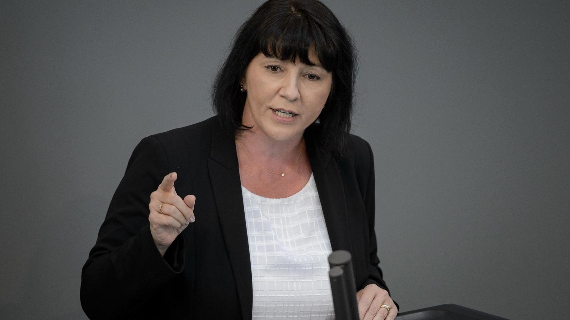 Joana Cotar, AfD, spricht bei der Plenarsitzung des Deutschen Bundestages im Reichstagsgebäude Joana Cotar, AfD, spricht bei der Plenarsitzung des Deutschen Bundestages im Reichstagsgebäude