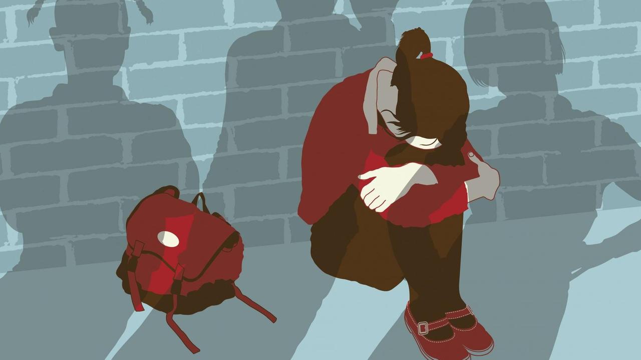 Illustration: Ein Schulmädchen sitzt allein an einer Wand, Schatten anderer Mitschüler sind zu sehen. Illustration: Ein Schulmädchen sitzt allein an einer Wand, Schatten anderer Mitschüler sind zu sehen.