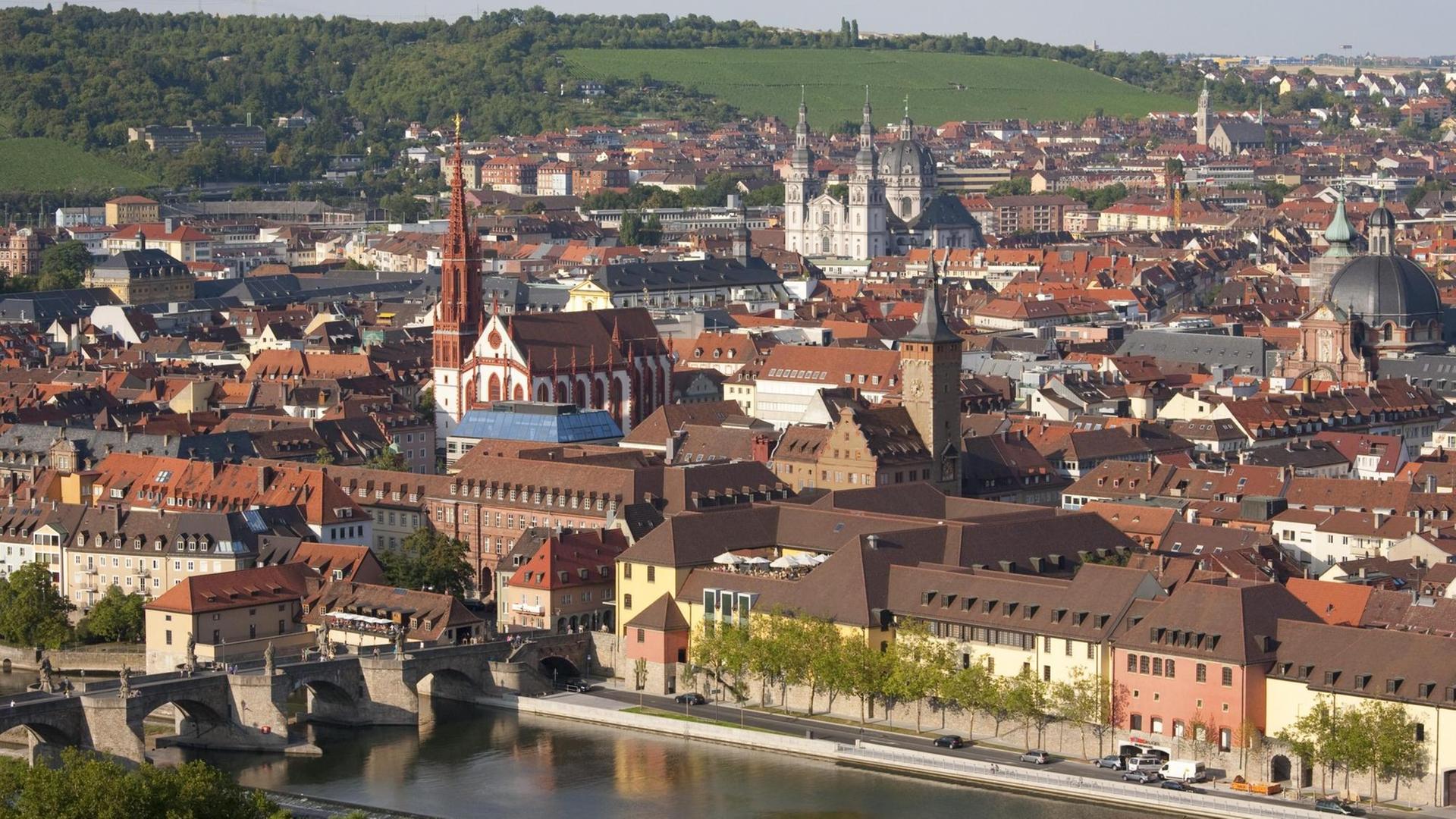 Blick von der Festung Marienburg auf Würzburg, Fluss Main, Alte Mainbrücke,