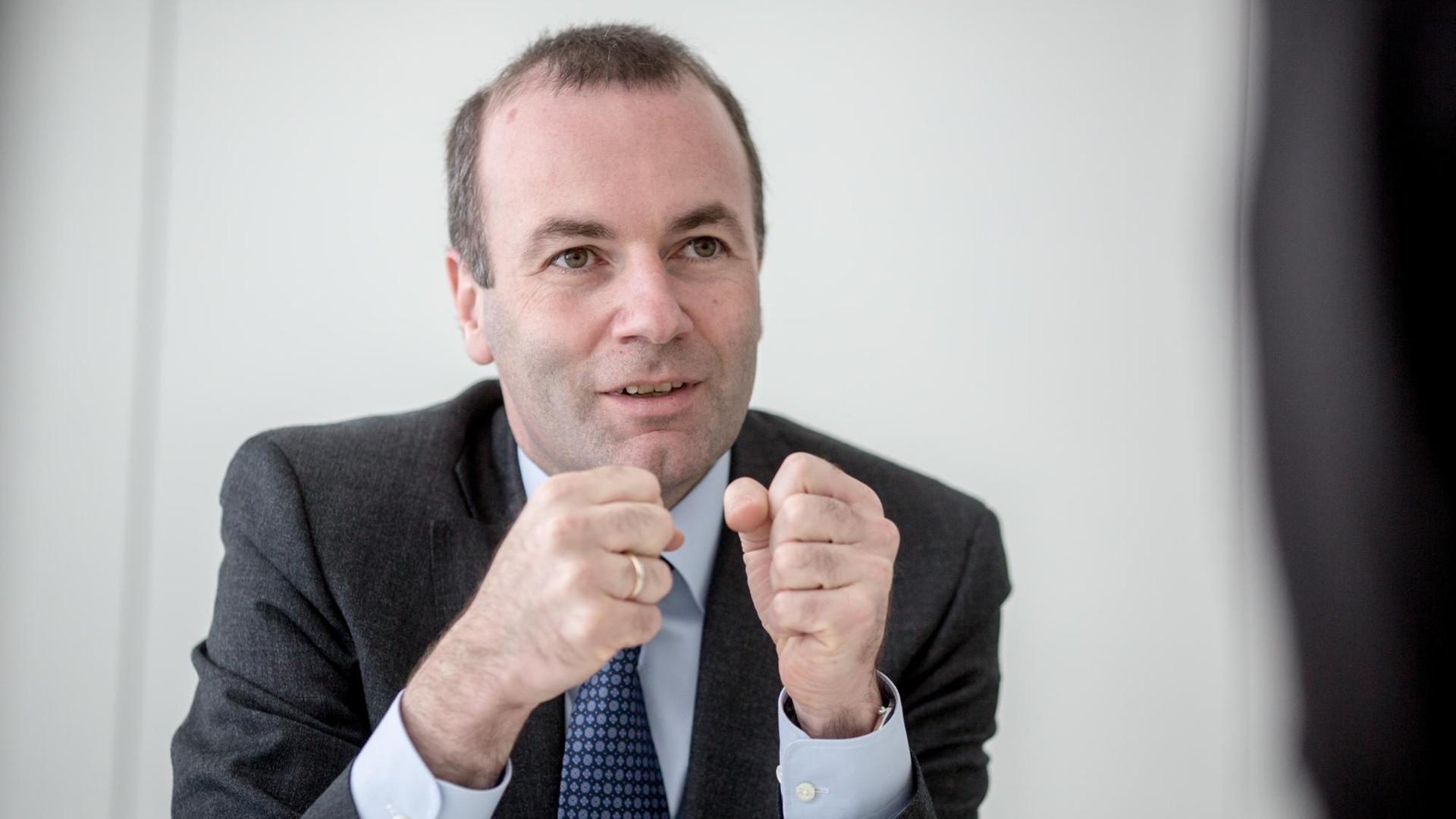 Der CSU-Europapolitiker Manfred Weber mit zu Fäusten geballten Händen am 19.05.2016 in Berlin. Der CSU-Europapolitiker Manfred Weber mit zu Fäusten geballten Händen am 19.05.2016 in Berlin.